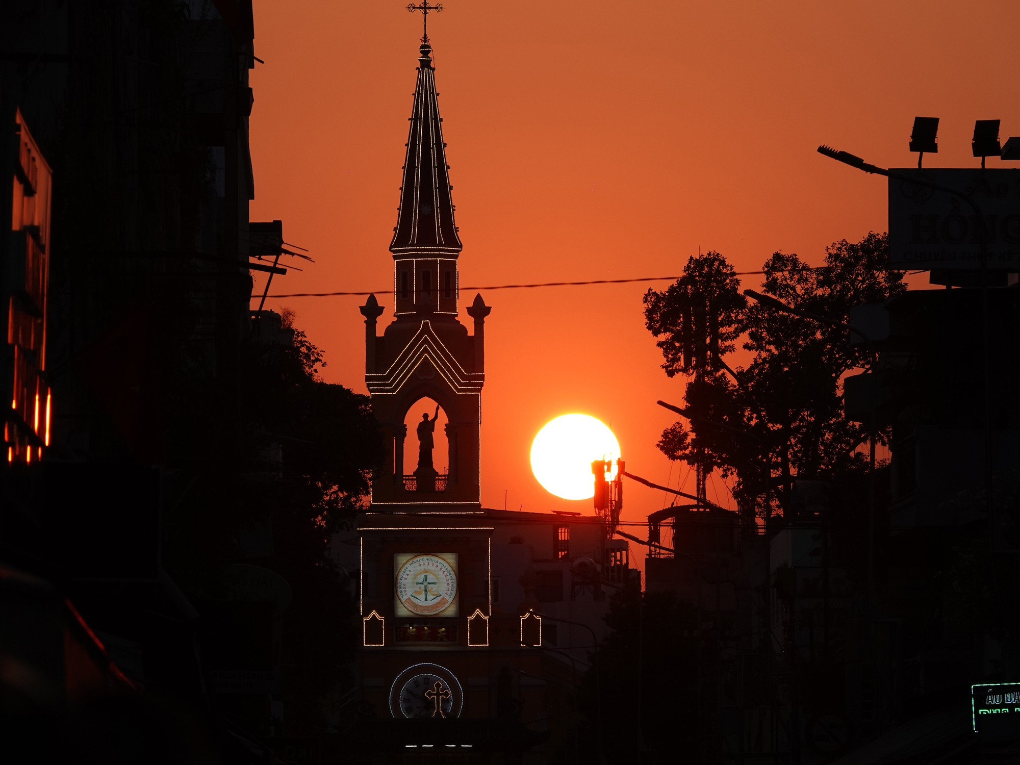 Chuyện của những người rủ nhau đi "nhặt" &aacute;nh ho&agrave;ng h&ocirc;n rơi tr&ecirc;n th&aacute;nh gi&aacute; Nh&agrave; thờ Chợ Lớn- Ảnh 2.