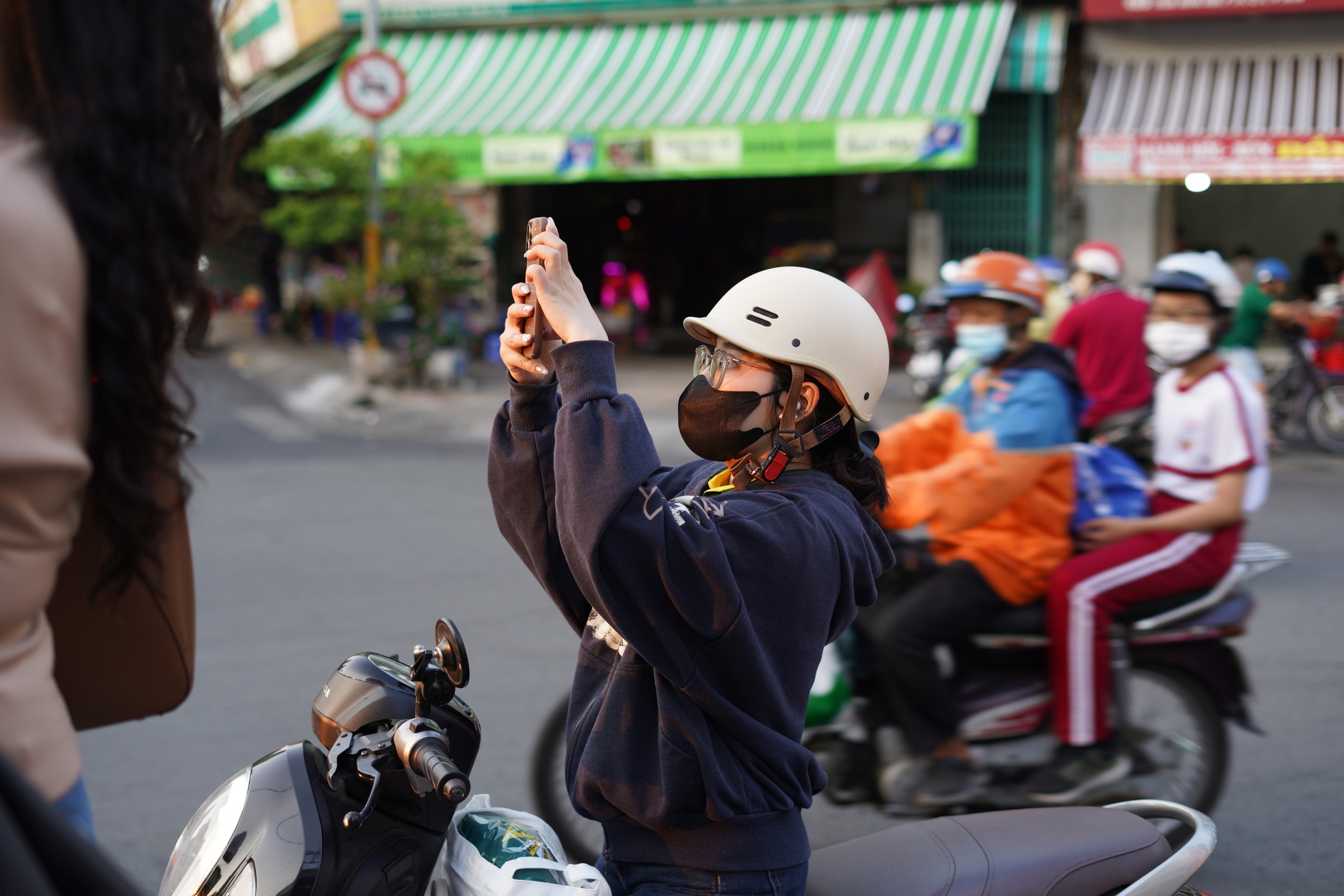 Chuyện của những người rủ nhau đi "nhặt" &aacute;nh ho&agrave;ng h&ocirc;n rơi tr&ecirc;n th&aacute;nh gi&aacute; Nh&agrave; thờ Chợ Lớn- Ảnh 8.