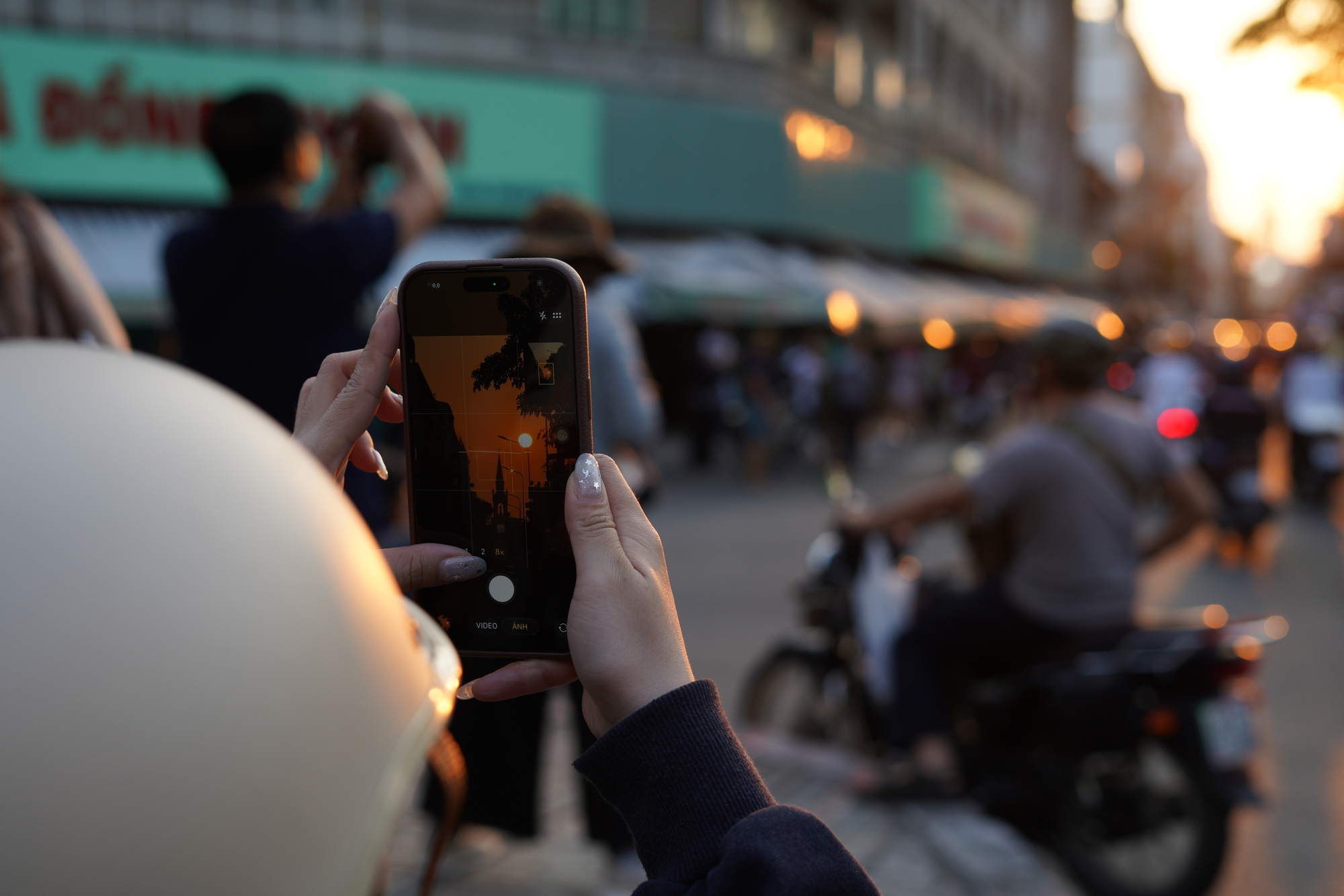 Chuyện của những người rủ nhau đi "nhặt" &aacute;nh ho&agrave;ng h&ocirc;n rơi tr&ecirc;n th&aacute;nh gi&aacute; Nh&agrave; thờ Chợ Lớn- Ảnh 9.