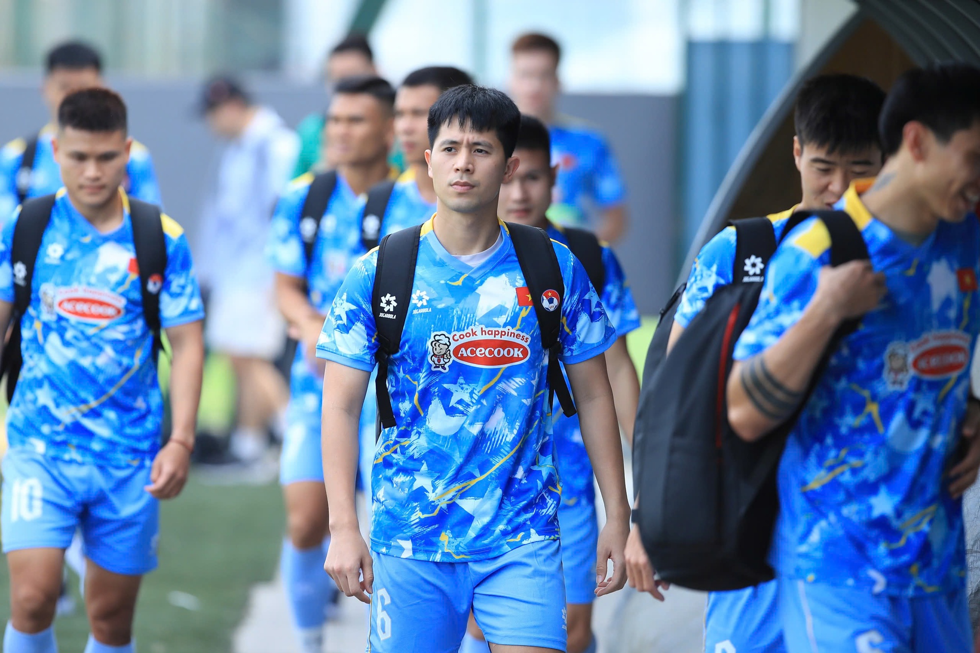 Soi biểu cảm của Văn Hậu ng&agrave;y trở lại tuyển Việt Nam: Visual bố bỉm cực bảnh, tương t&aacute;c với đồng đội g&acirc;y ch&uacute; &yacute;- Ảnh 2.