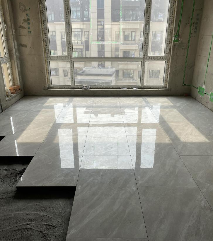 Bất chấp mọi lời khuy&ecirc;n, t&ocirc;i vẫn l&aacute;t gạch 600&times;1200mm cho ph&ograve;ng kh&aacute;ch v&agrave; sau khi ở 6 th&aacute;ng, đ&acirc;y l&agrave; điều t&ocirc;i muốn n&oacute;i thật- Ảnh 4.