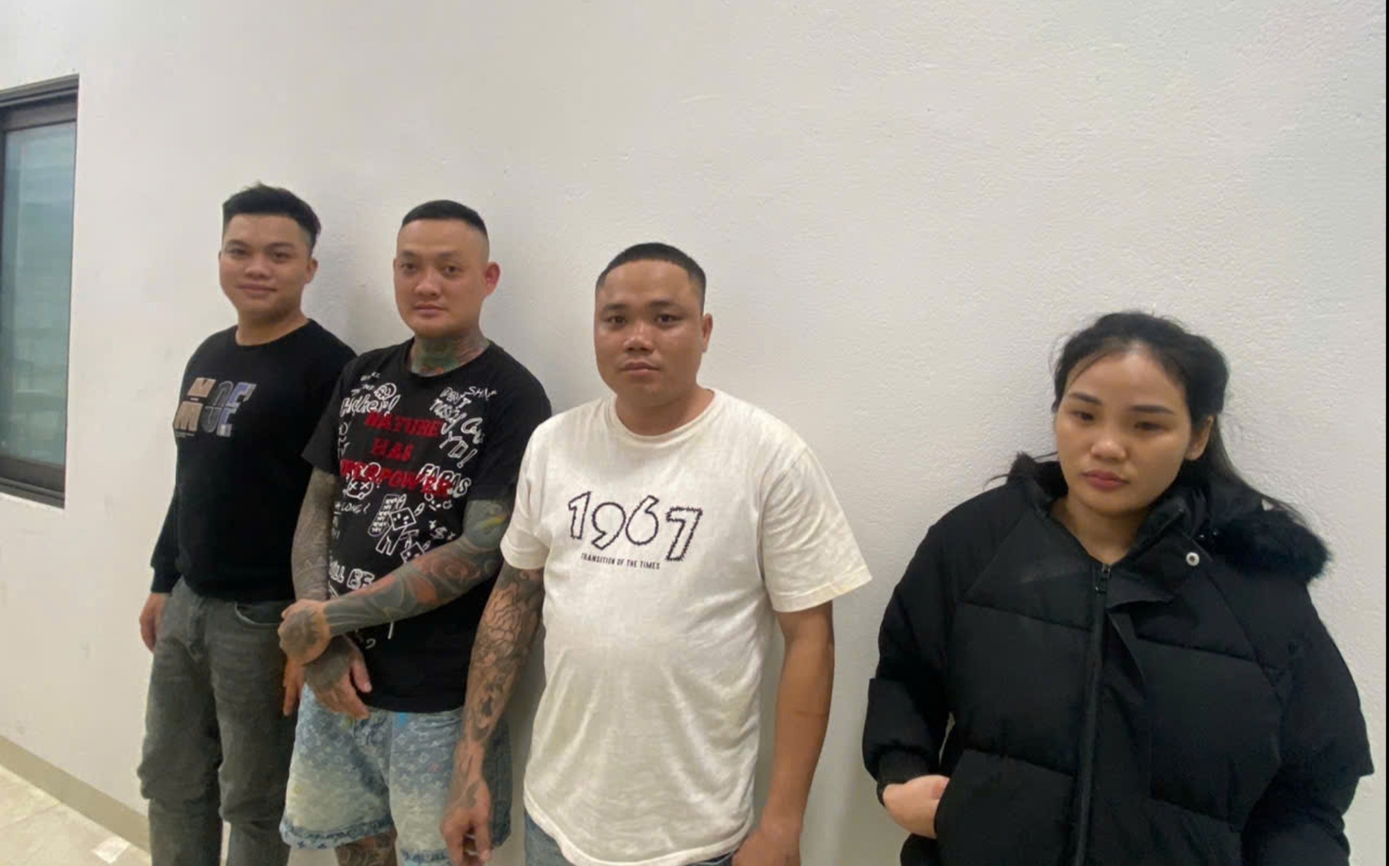 Ập v&agrave;o ph&ograve;ng trọ, bắt Ng&ocirc; Thị Hằng SN 2001 v&agrave; 3 người đ&agrave;n &ocirc;ng- Ảnh 2.