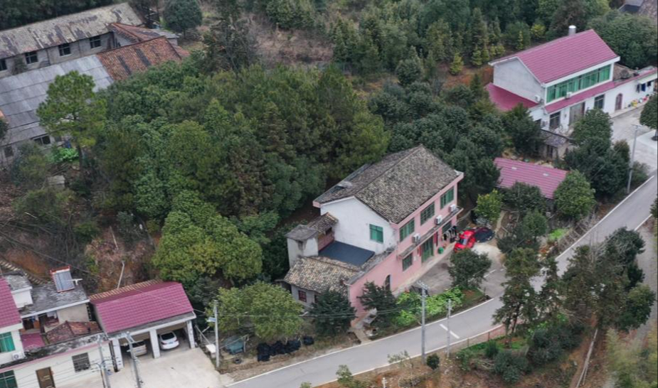 Từng nhặt r&aacute;c, ngủ gầm cầu, người đ&agrave;n &ocirc;ng 8X về qu&ecirc; x&acirc;y cơ ngơi 1700m2 với 6 gi&agrave;n nh&agrave; gỗ đẹp như ti&ecirc;n cảnh để b&aacute;o hiếu cha mẹ- Ảnh 1.