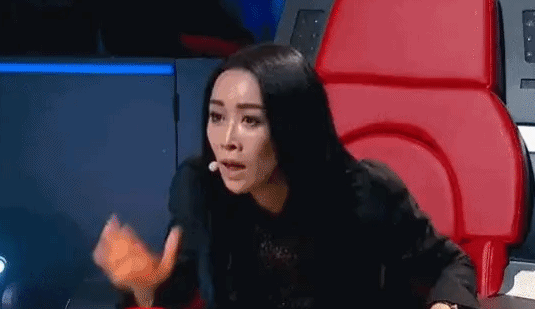 Chị đại The Voice bắt trợ l&yacute; đứng quạt h&agrave;ng giờ đồng hồ v&igrave; sợ n&oacute;ng, lật giở 