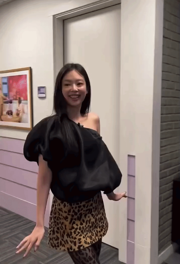 &Aacute;o Jennie mặc năm 2025 bỗng hot qu&aacute; trời: Bản dupe "ch&aacute;y h&agrave;ng" li&ecirc;n tục, ph&aacute;p sư Trung Hoa kh&ocirc;ng kịp sản xuất- Ảnh 1.