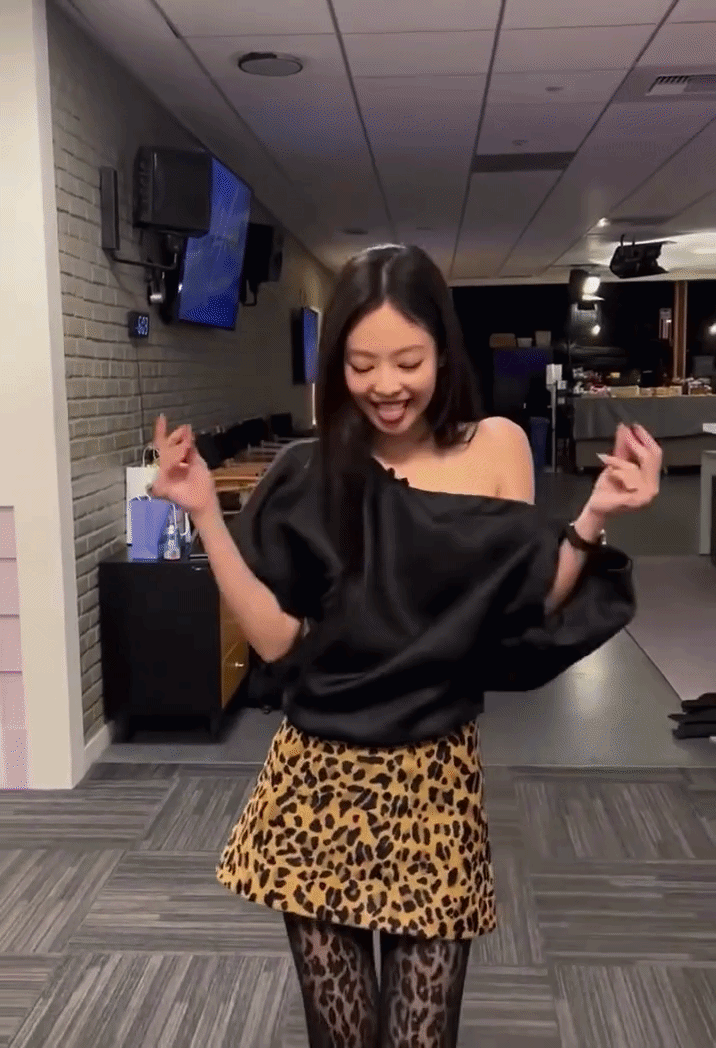 &Aacute;o Jennie mặc năm 2025 bỗng hot qu&aacute; trời: Bản dupe "ch&aacute;y h&agrave;ng" li&ecirc;n tục, ph&aacute;p sư Trung Hoa kh&ocirc;ng kịp sản xuất- Ảnh 2.