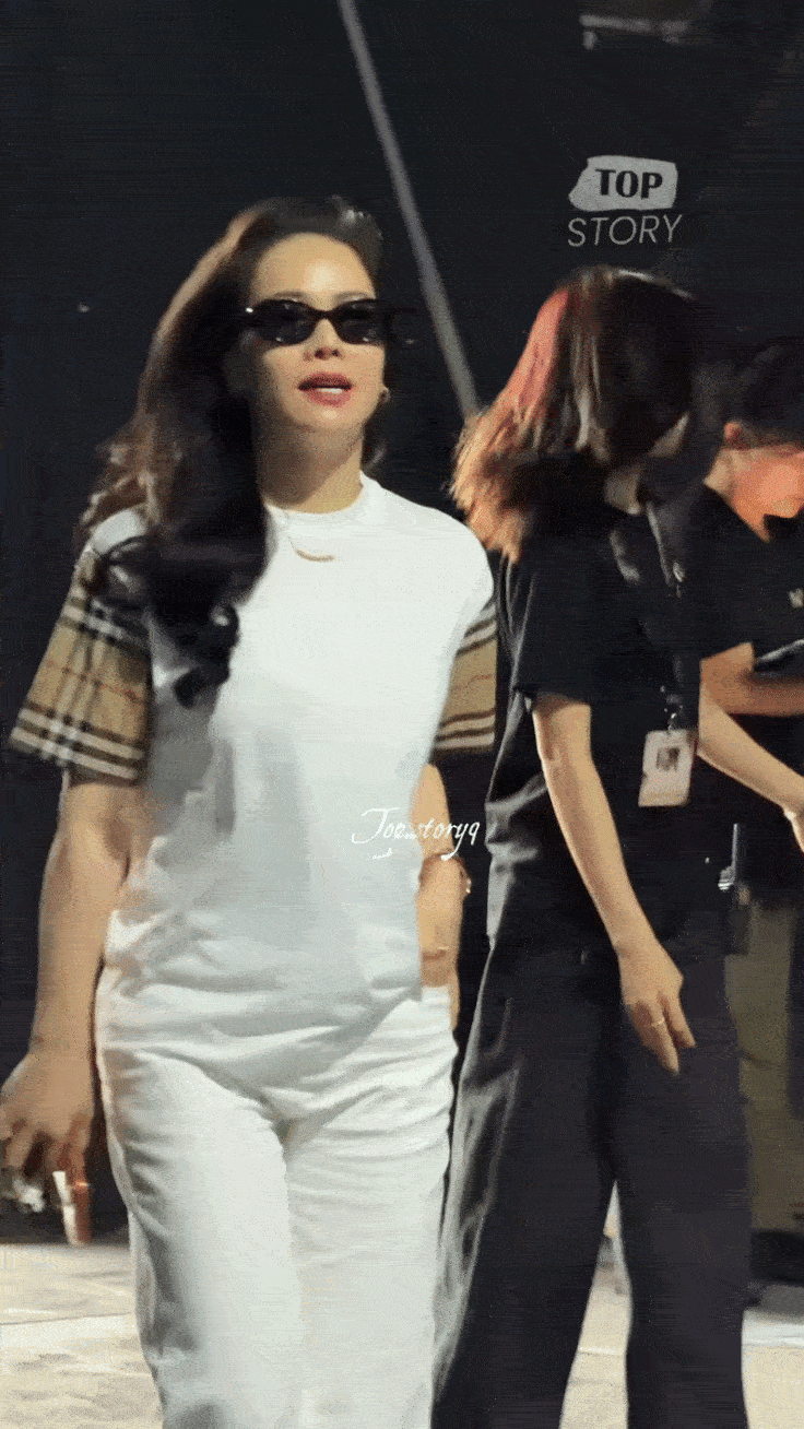 Mẹ đơn th&acirc;n gi&agrave;u nhất Vbiz ở biệt thự 20 tỷ, 40 tuổi tự sinh con, trẻ m&atilde;i kh&ocirc;ng gi&agrave; suốt 15 năm- Ảnh 1.