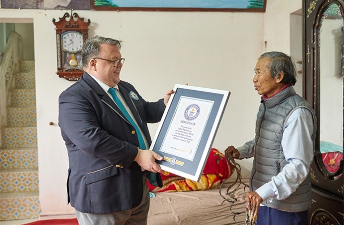 Họa sĩ Việt lập kỷ lục Guinness với bộ m&oacute;ng tay d&agrave;i gần 6m- Ảnh 2.