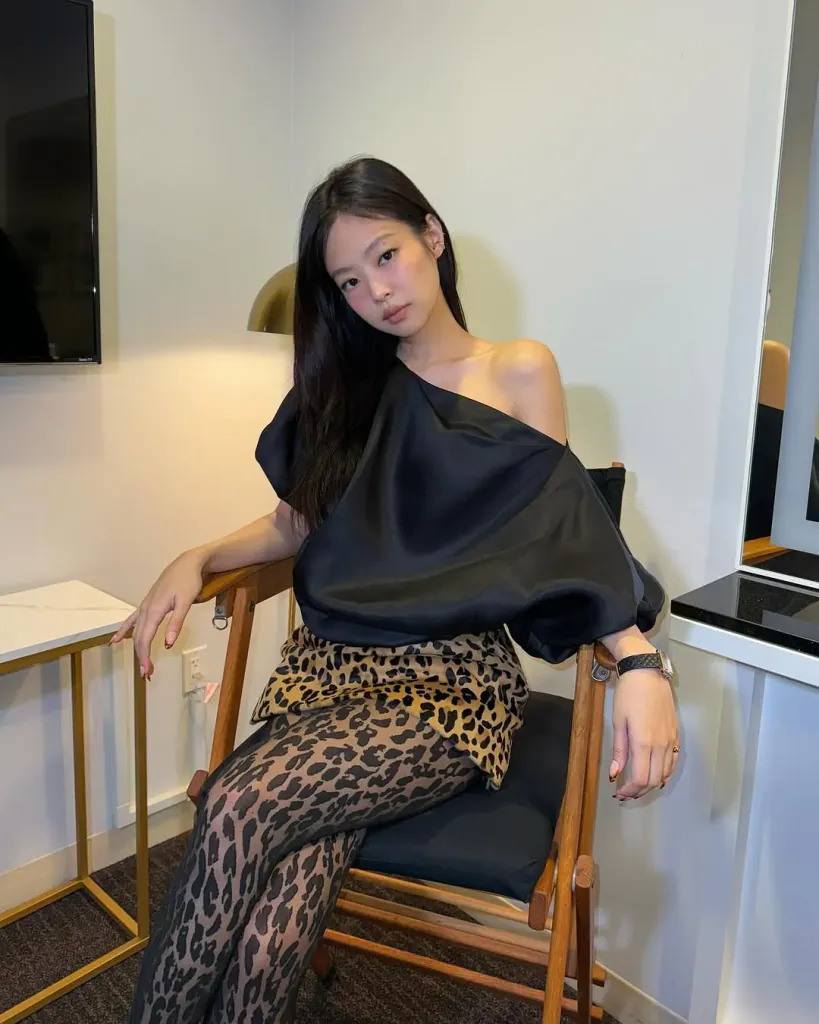 &Aacute;o Jennie mặc năm 2025 bỗng hot qu&aacute; trời: Bản dupe "ch&aacute;y h&agrave;ng" li&ecirc;n tục, ph&aacute;p sư Trung Hoa kh&ocirc;ng kịp sản xuất- Ảnh 3.