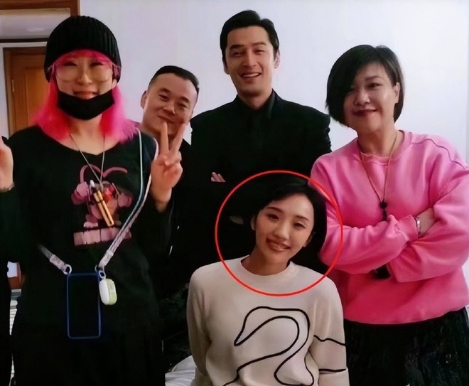 Con g&aacute;i chủ thầu x&acirc;y dựng 