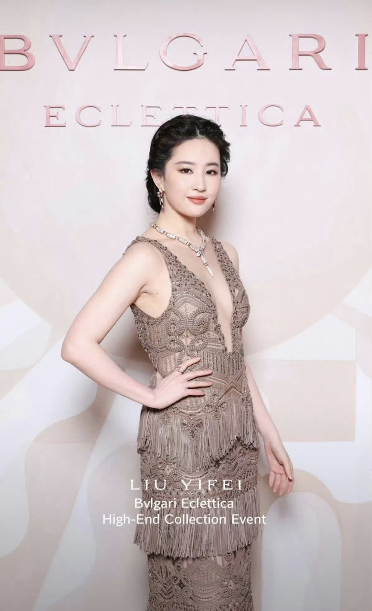 Kim Ji Won gầy rộc, vượt mặt Lưu Diệc Phi v&agrave; Anne Hathaway l&ecirc;n đứng center tại event BVLGARI- Ảnh 4.