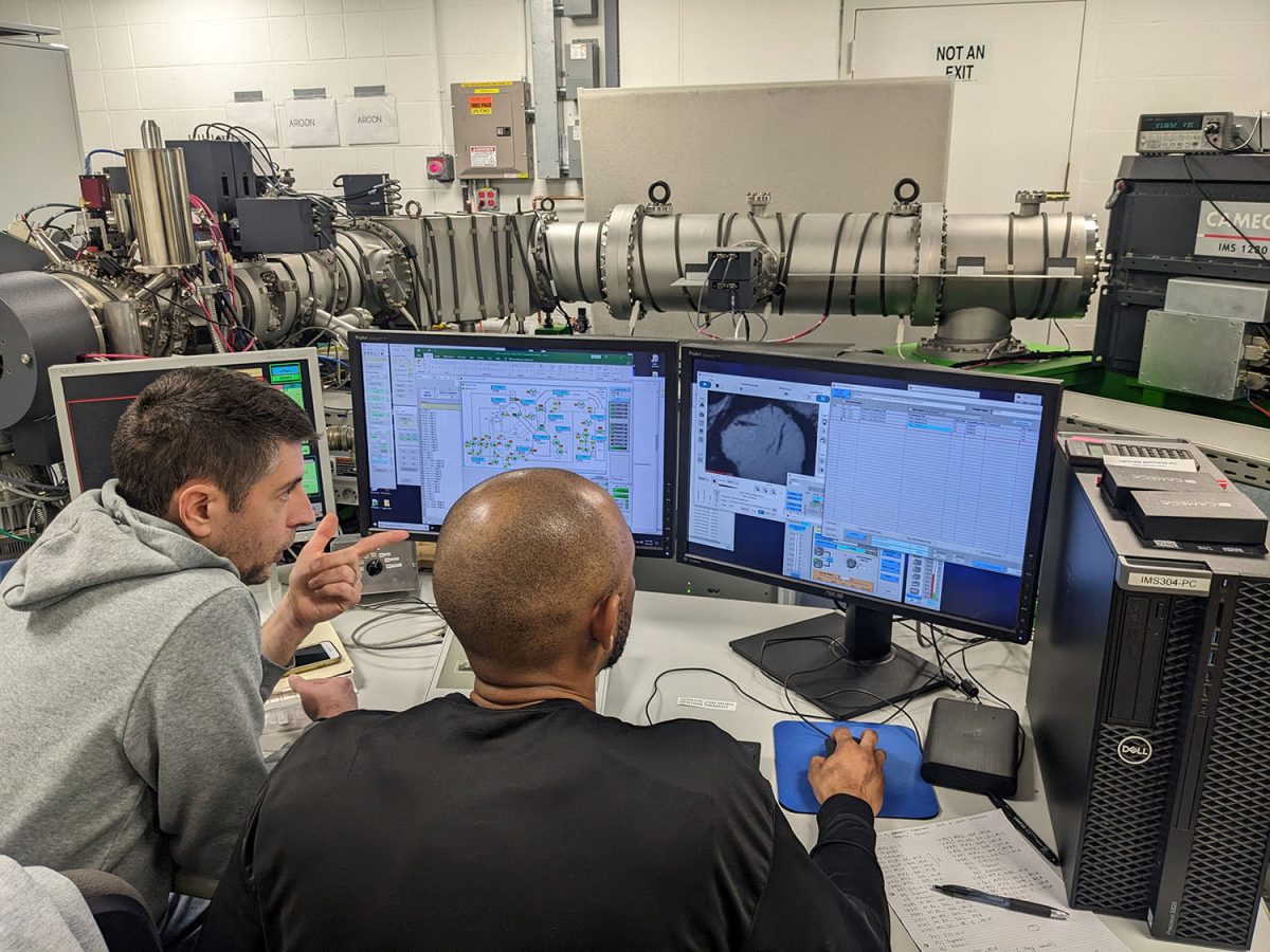 Mở ni&ecirc;m phong sau nửa thế kỷ, mẫu vật từ t&agrave;u NASA g&acirc;y sốc- Ảnh 2.