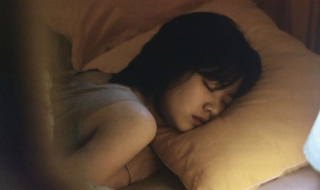 Nữ sinh 20 tuổi c&acirc;n nặng tăng vọt l&ecirc;n 90kg, mắc tiểu đường, huyết &aacute;p cao v&igrave; 1 th&oacute;i quen nhiều người l&agrave;m mỗi đ&ecirc;m- Ảnh 1.