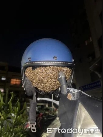 Treo mũ bảo hiểm qua đ&ecirc;m, người phụ nữ 