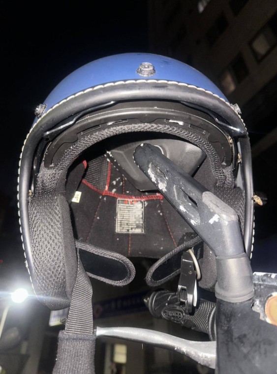 Treo mũ bảo hiểm qua đ&ecirc;m, người phụ nữ 