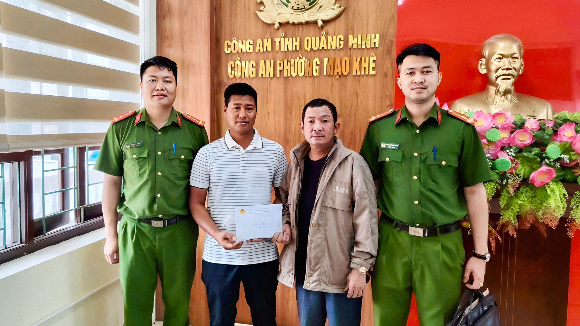 Người đ&agrave;n &ocirc;ng chuyển khoản th&agrave;nh c&ocirc;ng 100 triệu đồng rồi vội b&aacute;o c&ocirc;ng an- Ảnh 1.