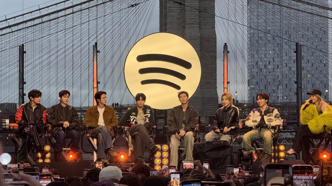 BTS đẹp trai xuất ngoại, Jung Kook bắn tiếng Anh thả th&iacute;nh cực mượt ở Mỹ- Ảnh 1.