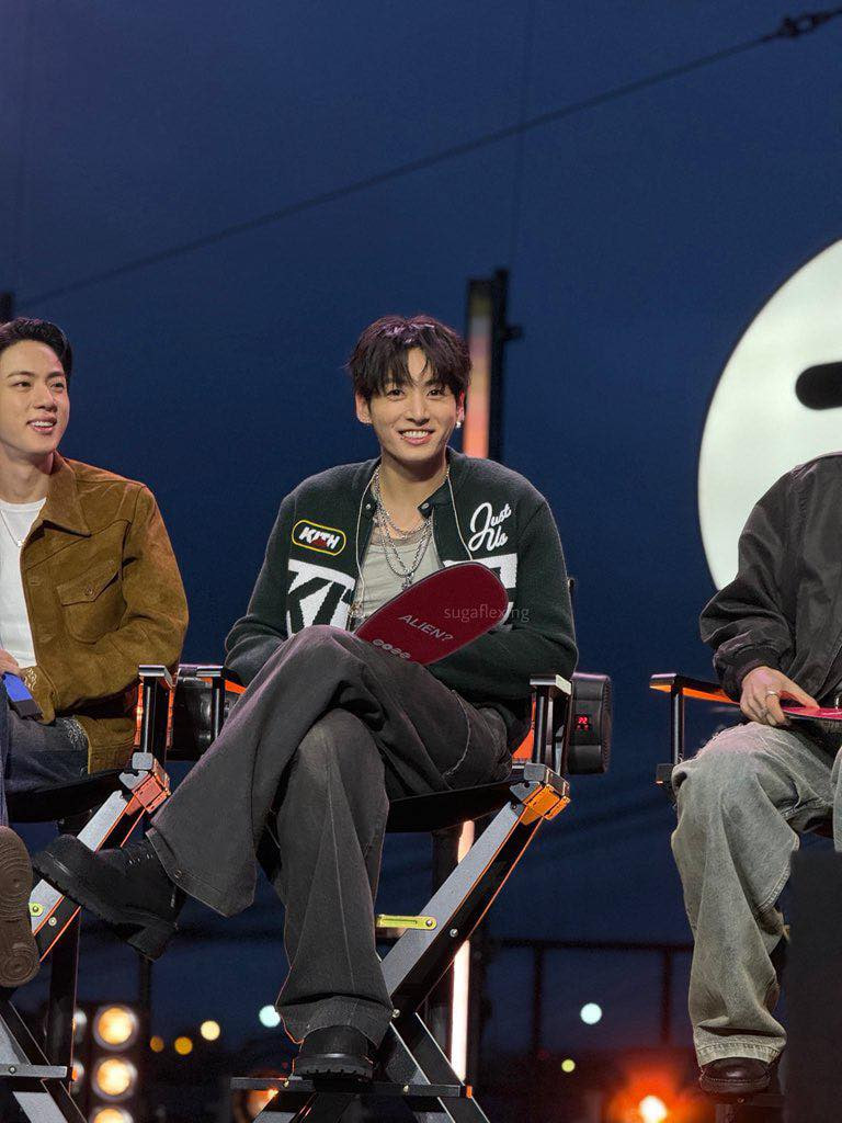 BTS đẹp trai xuất ngoại, Jung Kook bắn tiếng Anh thả th&iacute;nh cực mượt ở Mỹ- Ảnh 6.