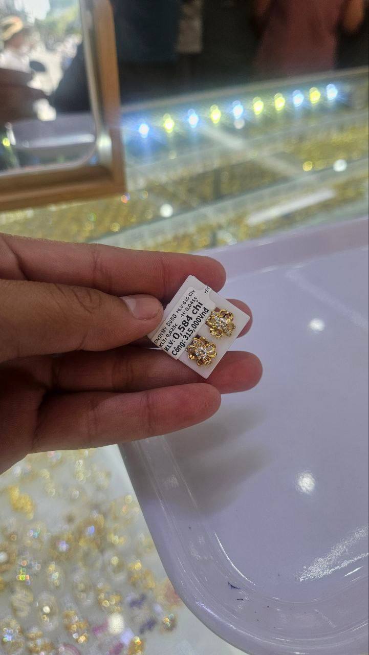 CLIP: Tranh thủ giờ nghỉ, d&acirc;n văn ph&ograve;ng TP.HCM chạy đi mua v&agrave;ng đeo cho đẹp, c&oacute; người lỗ nhanh 1,1 triệu vẫn mua tiếp- Ảnh 7.