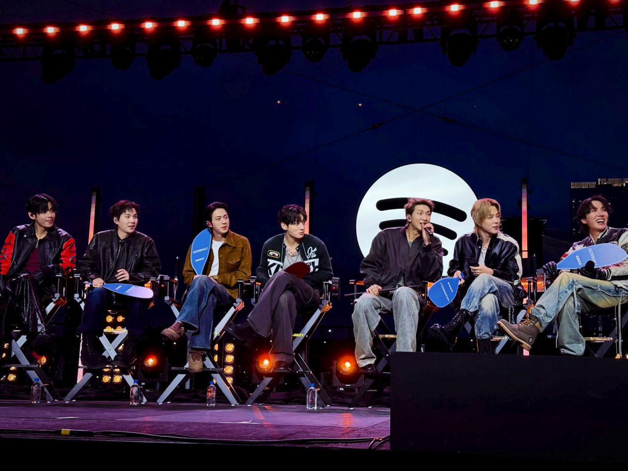 BTS đẹp trai xuất ngoại, Jung Kook bắn tiếng Anh thả th&iacute;nh cực mượt ở Mỹ- Ảnh 2.