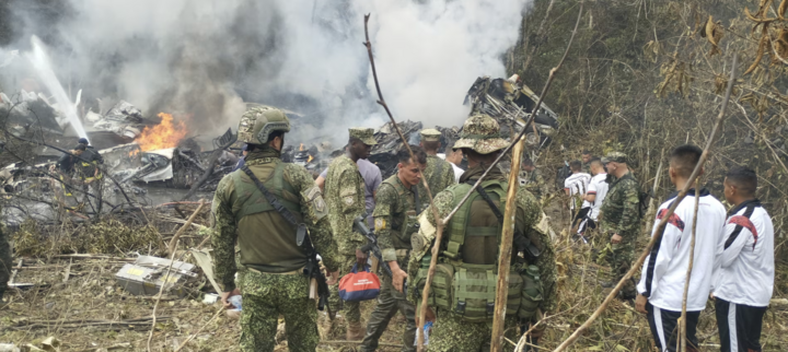 Hiện trường khủng khiếp m&aacute;y bay qu&acirc;n sự rơi ở Colombia, &iacute;t nhất 33 người chết- Ảnh 5.