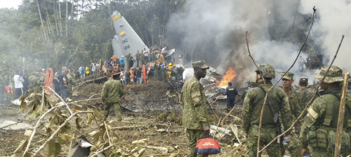 Hiện trường khủng khiếp m&aacute;y bay qu&acirc;n sự rơi ở Colombia, &iacute;t nhất 33 người chết- Ảnh 6.