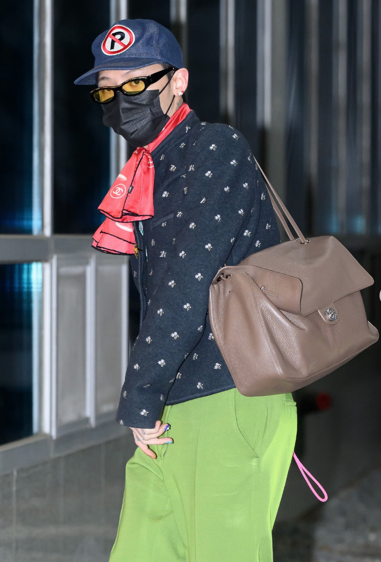 Trend "t&uacute;i lười" thịnh h&agrave;nh đầu năm 2026: Lười kiểu tiện v&agrave; khiến bạn nổi bật như fashionista, đ&oacute; l&agrave; l&yacute; do kiểu t&uacute;i n&agrave;y được ưa chuộng- Ảnh 7.