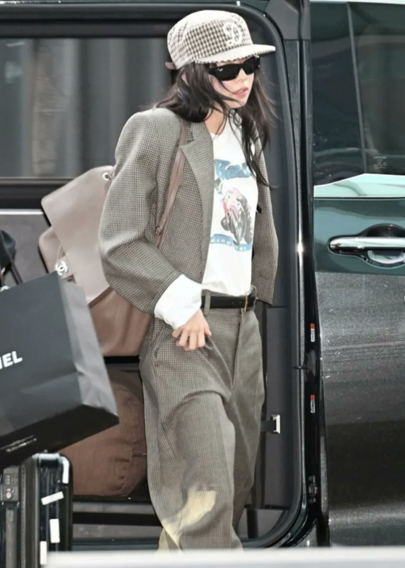 Trend "t&uacute;i lười" thịnh h&agrave;nh đầu năm 2026: Lười kiểu tiện v&agrave; khiến bạn nổi bật như fashionista, đ&oacute; l&agrave; l&yacute; do kiểu t&uacute;i n&agrave;y được ưa chuộng- Ảnh 6.