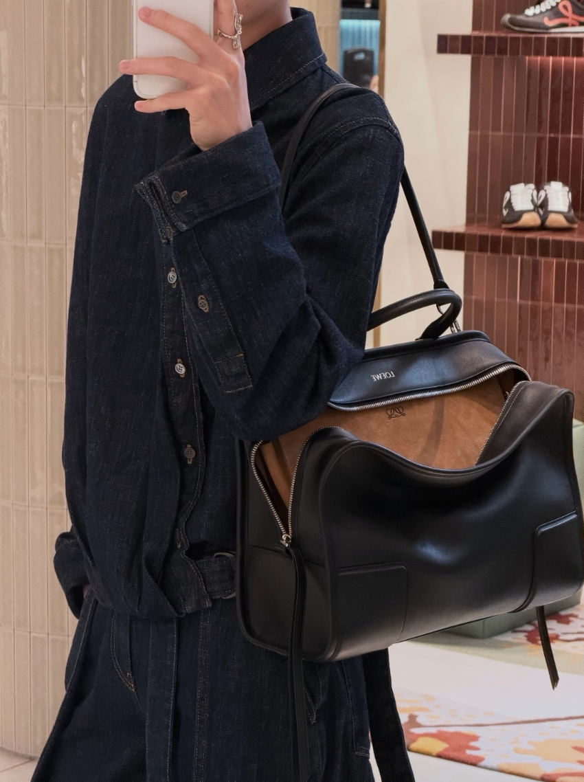 Trend "t&uacute;i lười" thịnh h&agrave;nh đầu năm 2026: Lười kiểu tiện v&agrave; khiến bạn nổi bật như fashionista, đ&oacute; l&agrave; l&yacute; do kiểu t&uacute;i n&agrave;y được ưa chuộng- Ảnh 10.