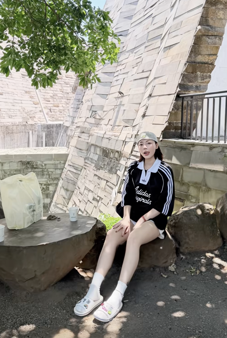 Hotgirl bắn s&uacute;ng Ph&iacute; Thanh Thảo v&agrave; L&yacute; Đức (U23 Việt Nam) đập tan tin đồn- Ảnh 1.