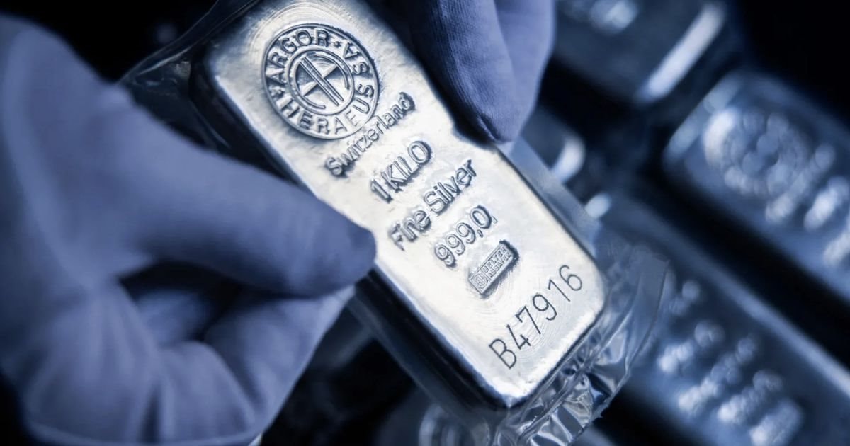 Ồ ạt đổ tiền bắt đ&aacute;y, 265 tấn bạc về kho một tổ chức chỉ trong 1 đ&ecirc;m- Ảnh 1.