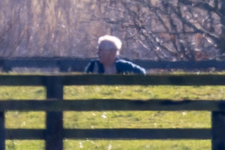 Cựu Vương tử Andrew lộ diện tiều tụy sau khi bị bắt giữ- Ảnh 1.