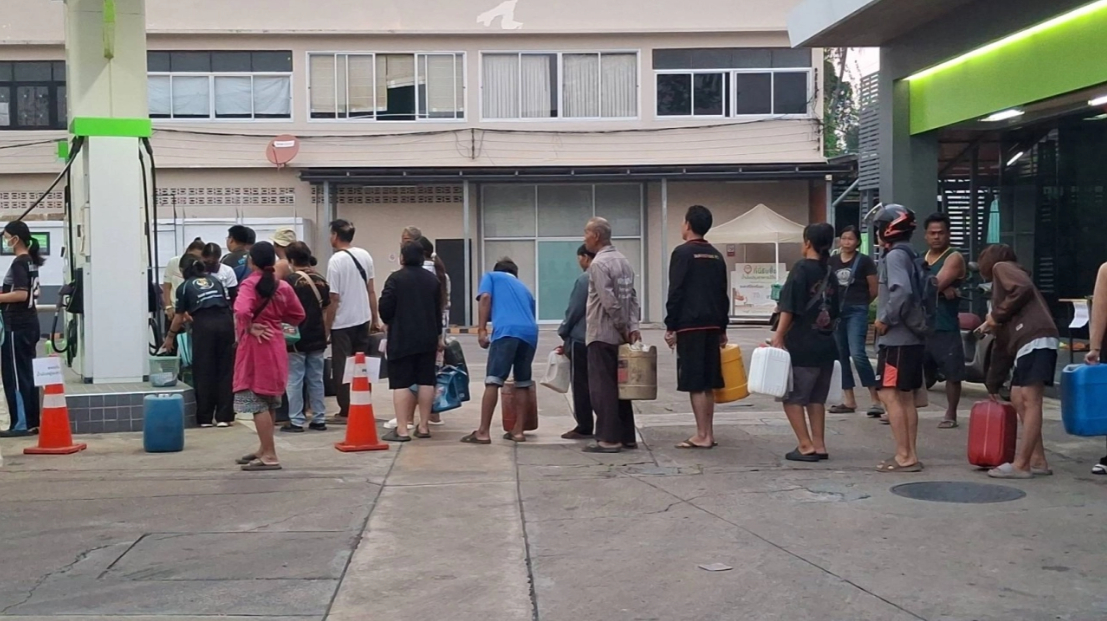 Bức ảnh chụp tại một trạm xăng khiến mọi người b&agrave;n t&aacute;n x&ocirc;n xao- Ảnh 6.