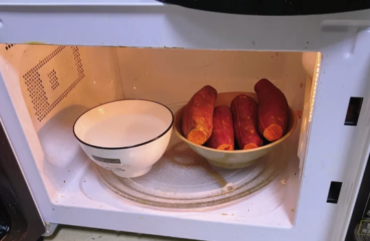 Năm ấy ch&ecirc; l&ograve; vi s&oacute;ng v&ocirc; dụng, b&acirc;y giờ h&agrave;ng triệu người "quay xe": 5 m&oacute;n ngon l&agrave;m trong v&agrave;i ph&uacute;t- Ảnh 6.