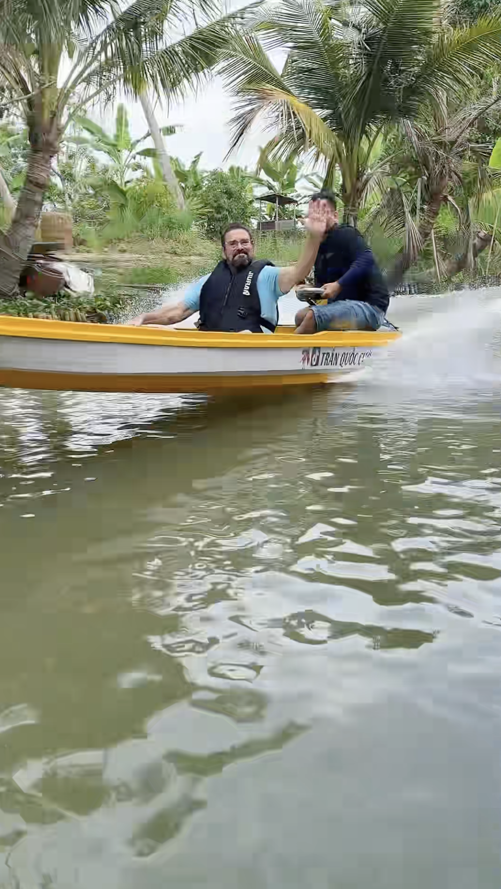 Kh&aacute;ch T&acirc;y &ocirc;m tim trước m&agrave;n l&aacute;i v&otilde; l&atilde;i đẳng cấp tại miền T&acirc;y- Ảnh 3.