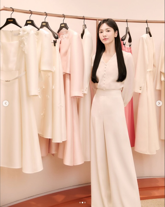 Song Hye Kyo lộ diện sau khi bị tố ph&aacute; hỏng h&ocirc;n nh&acirc;n với Song Joong Ki, một chi tiết khiến cả MXH b&agrave;n t&aacute;n- Ảnh 1.