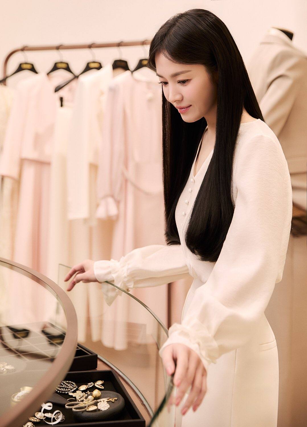 Song Hye Kyo lộ diện sau khi bị tố ph&aacute; hỏng h&ocirc;n nh&acirc;n với Song Joong Ki, một chi tiết khiến cả MXH b&agrave;n t&aacute;n- Ảnh 6.