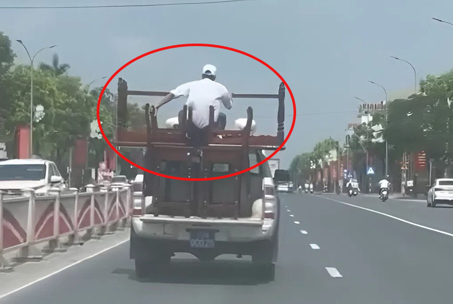 &Ocirc; t&ocirc; biển xanh chở người ngồi 