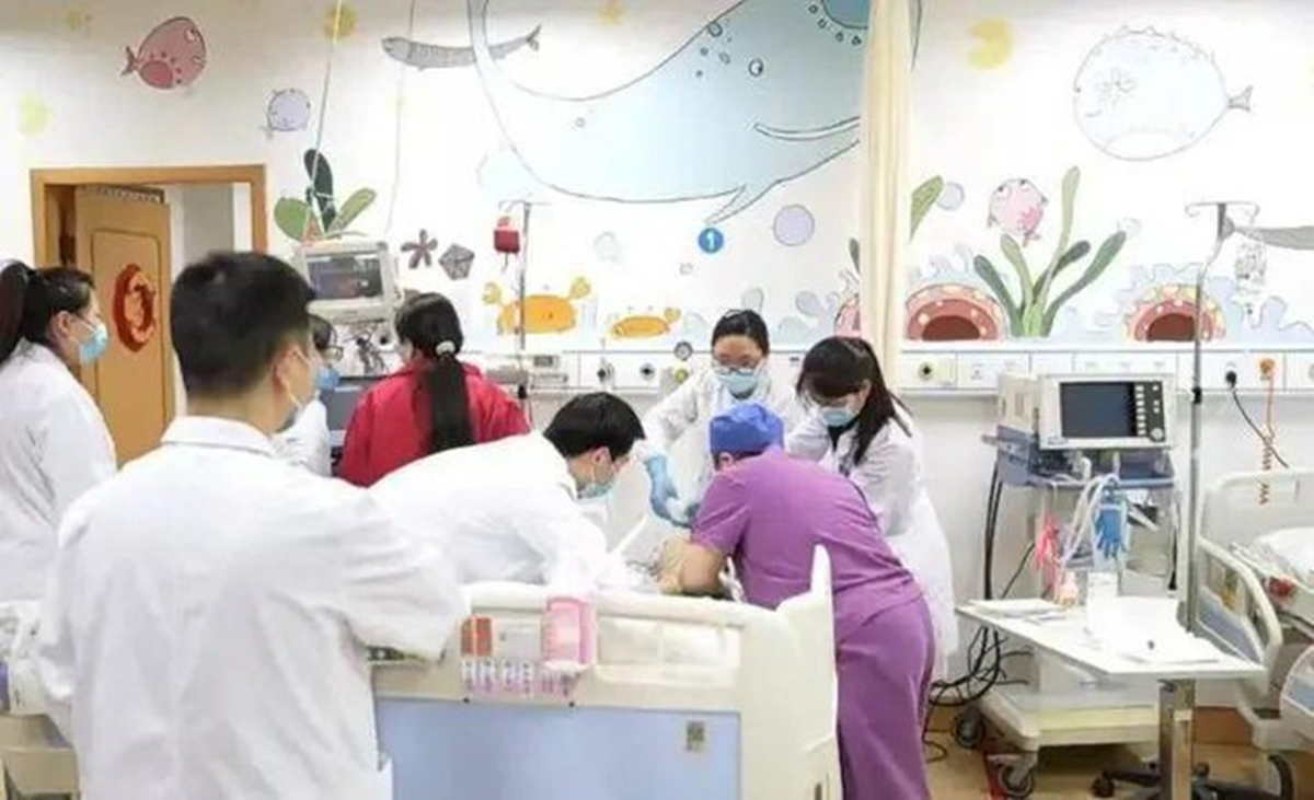 B&eacute; 2 tuổi tử vong sau khi ăn m&oacute;n "vạn người m&ecirc;", b&agrave; ngoại ng&atilde; quỵ khi nghe b&aacute;c sĩ chỉ mặt điểm t&ecirc;n th&oacute;i quen "chết người"- Ảnh 1.