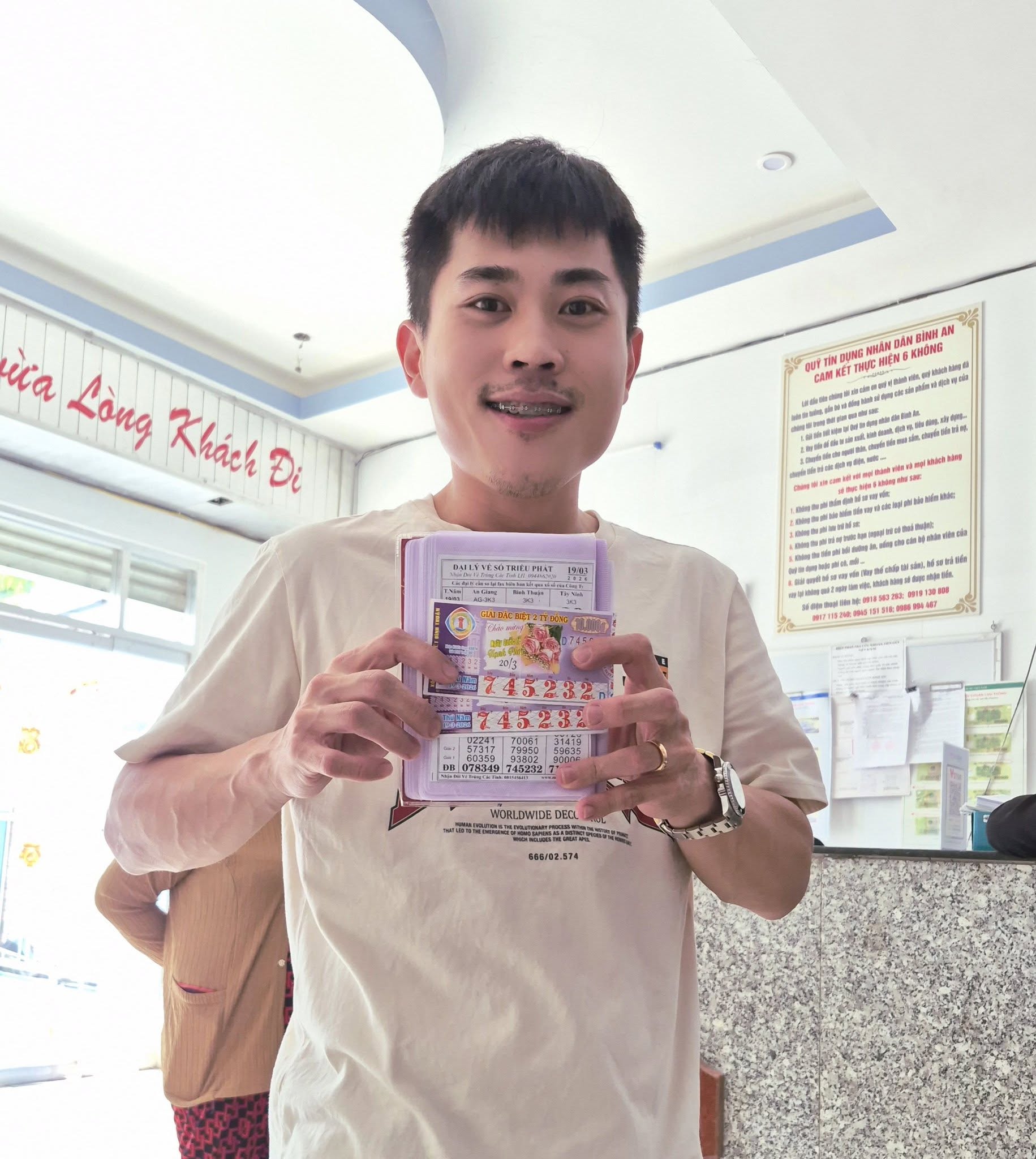 Lộ diện 4 đại l&yacute; li&ecirc;n tục đổi thưởng giải độc đắc xổ số miền Nam- Ảnh 2.