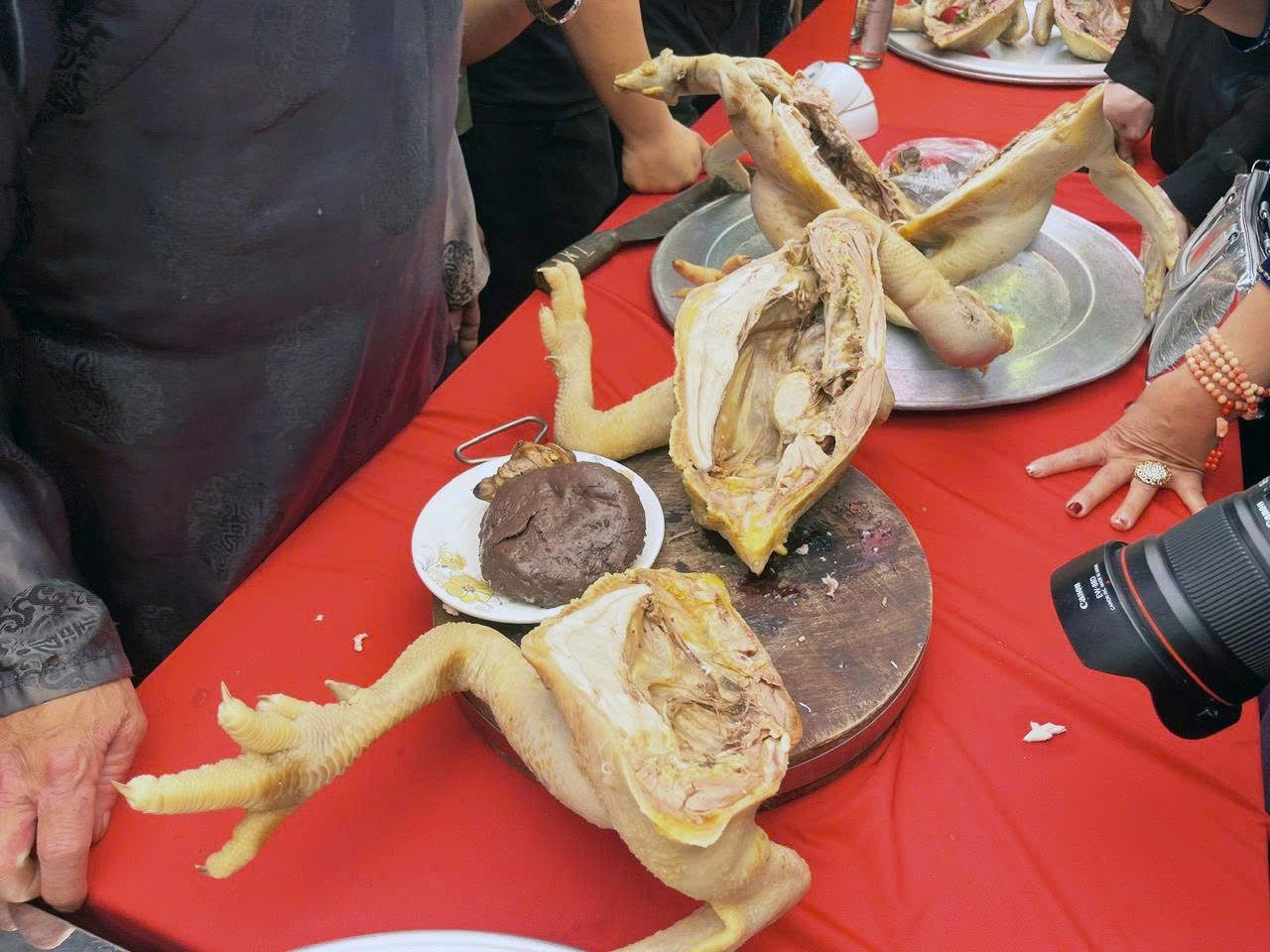 Tục lệ độc lạ ở Bắc Ninh: Người 50 tuổi phải tr&igrave;nh l&agrave;ng bằng m&acirc;m x&ocirc;i khủng v&agrave; g&agrave;- Ảnh 7.