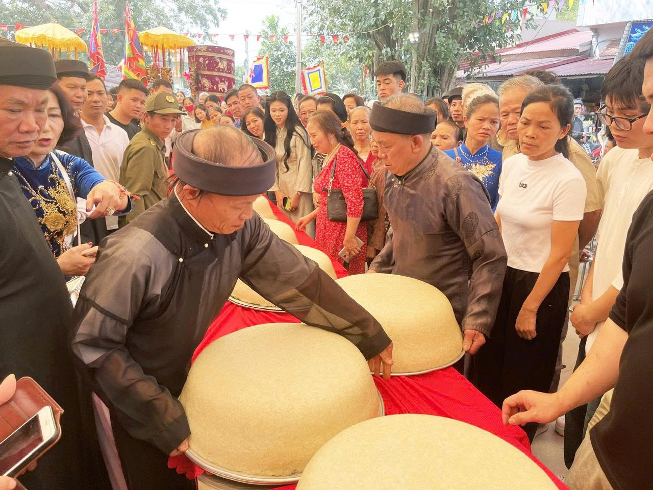 Tục lệ độc lạ ở Bắc Ninh: Người 50 tuổi phải tr&igrave;nh l&agrave;ng bằng m&acirc;m x&ocirc;i khủng v&agrave; g&agrave;- Ảnh 9.