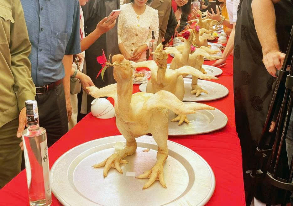 Tục lệ độc lạ ở Bắc Ninh: Người 50 tuổi phải tr&igrave;nh l&agrave;ng bằng m&acirc;m x&ocirc;i khủng v&agrave; g&agrave;- Ảnh 3.