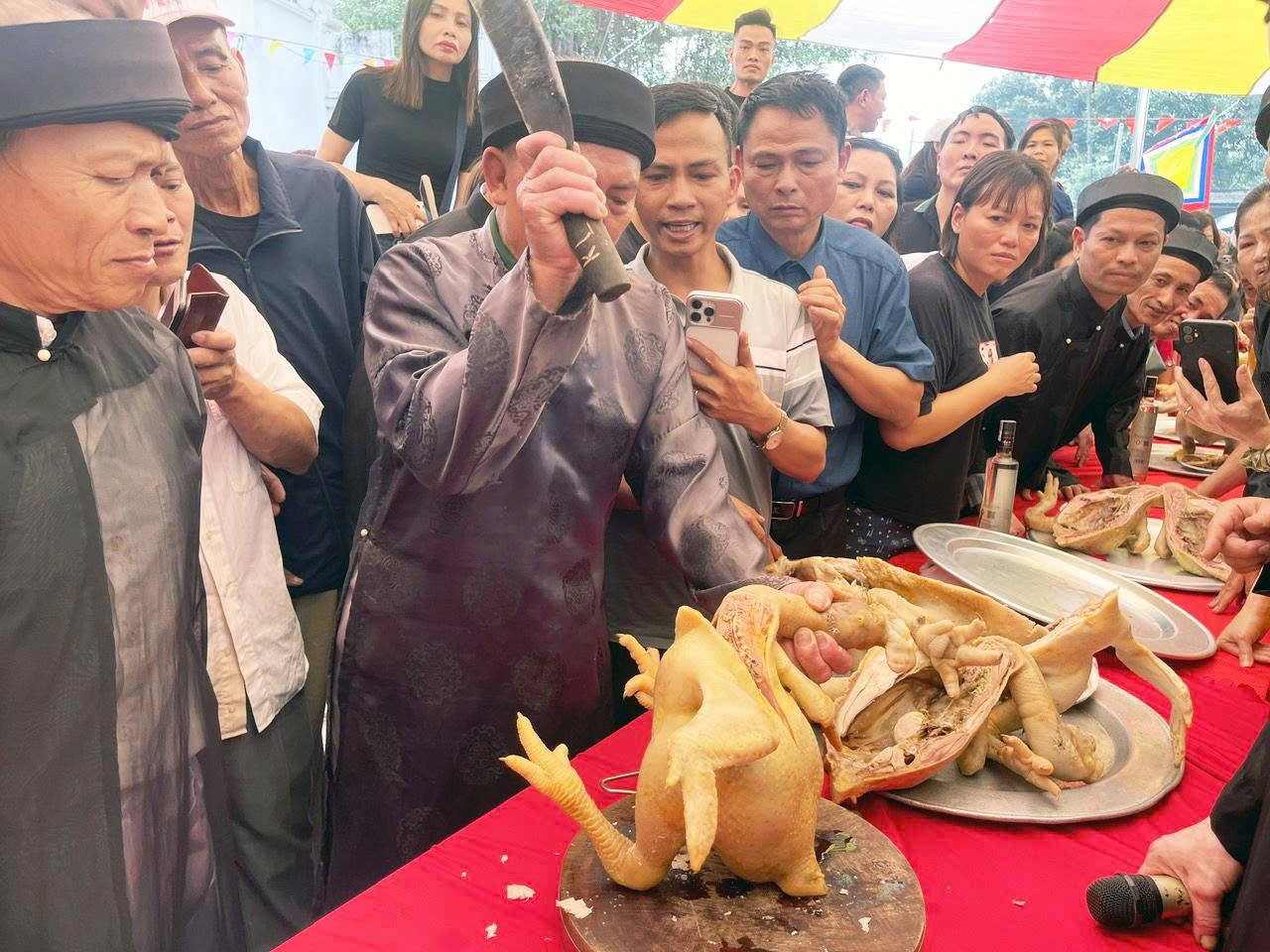 Tục lệ độc lạ ở Bắc Ninh: Người 50 tuổi phải tr&igrave;nh l&agrave;ng bằng m&acirc;m x&ocirc;i khủng v&agrave; g&agrave;- Ảnh 8.