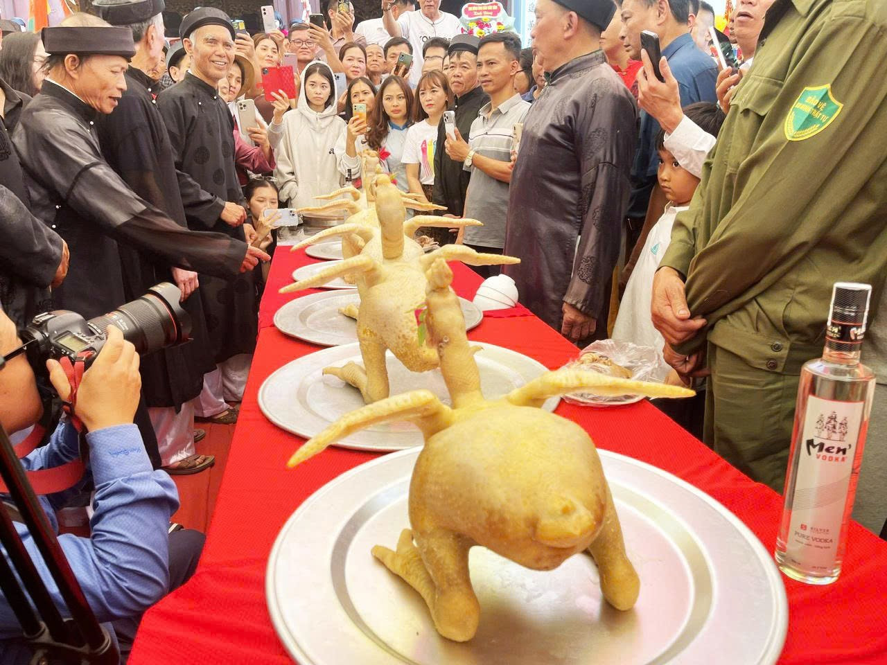 Tục lệ độc lạ ở Bắc Ninh: Người 50 tuổi phải tr&igrave;nh l&agrave;ng bằng m&acirc;m x&ocirc;i khủng v&agrave; g&agrave;- Ảnh 5.