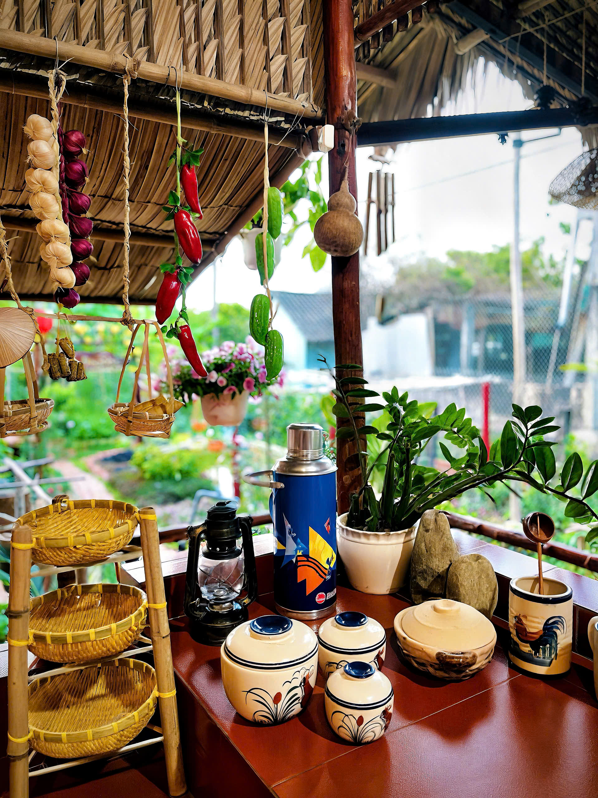 Ch&ecirc;nh v&ecirc;nh ở th&agrave;nh phố, ch&agrave;ng trai 9x Vĩnh Long về qu&ecirc; x&acirc;y "thi&ecirc;n đường hạ giới" với 100 triệu đồng: Trồng rau, nu&ocirc;i c&aacute; v&agrave; 1001 thứ hoa thơm...- Ảnh 8.