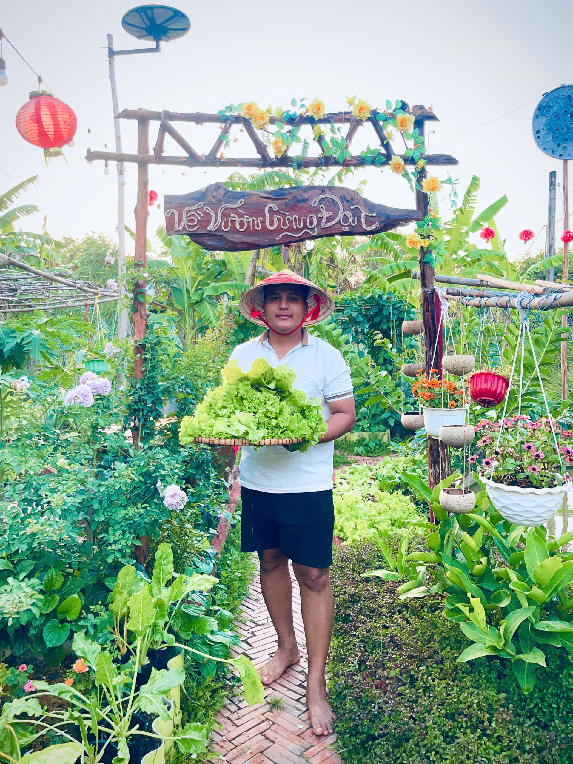 Ch&ecirc;nh v&ecirc;nh ở th&agrave;nh phố, ch&agrave;ng trai 9x Vĩnh Long về qu&ecirc; x&acirc;y "thi&ecirc;n đường hạ giới" với 100 triệu đồng: Trồng rau, nu&ocirc;i c&aacute; v&agrave; 1001 thứ hoa thơm...- Ảnh 3.