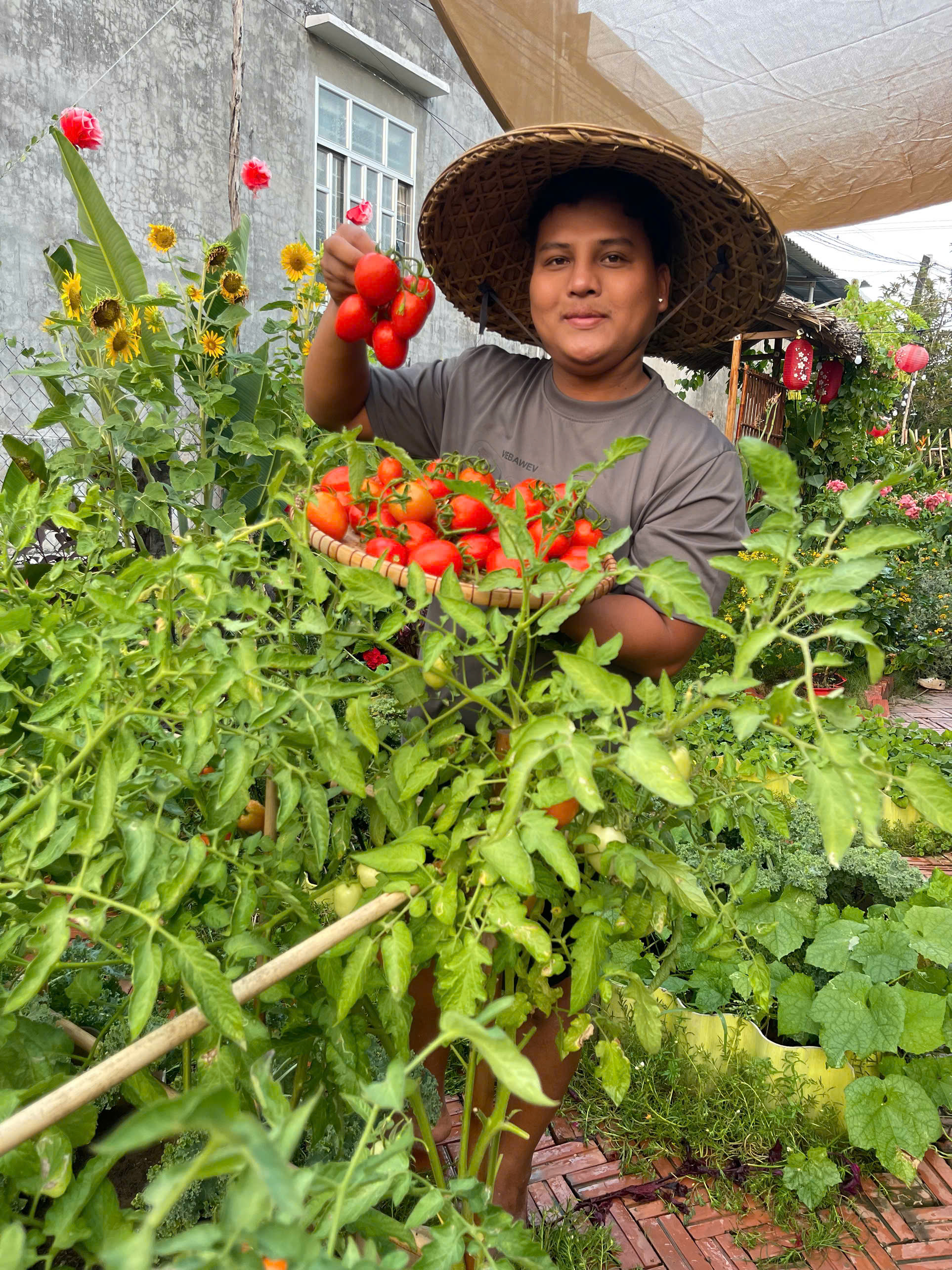 Ch&ecirc;nh v&ecirc;nh ở th&agrave;nh phố, ch&agrave;ng trai 9x Vĩnh Long về qu&ecirc; x&acirc;y "thi&ecirc;n đường hạ giới" với 100 triệu đồng: Trồng rau, nu&ocirc;i c&aacute; v&agrave; 1001 thứ hoa thơm...- Ảnh 15.