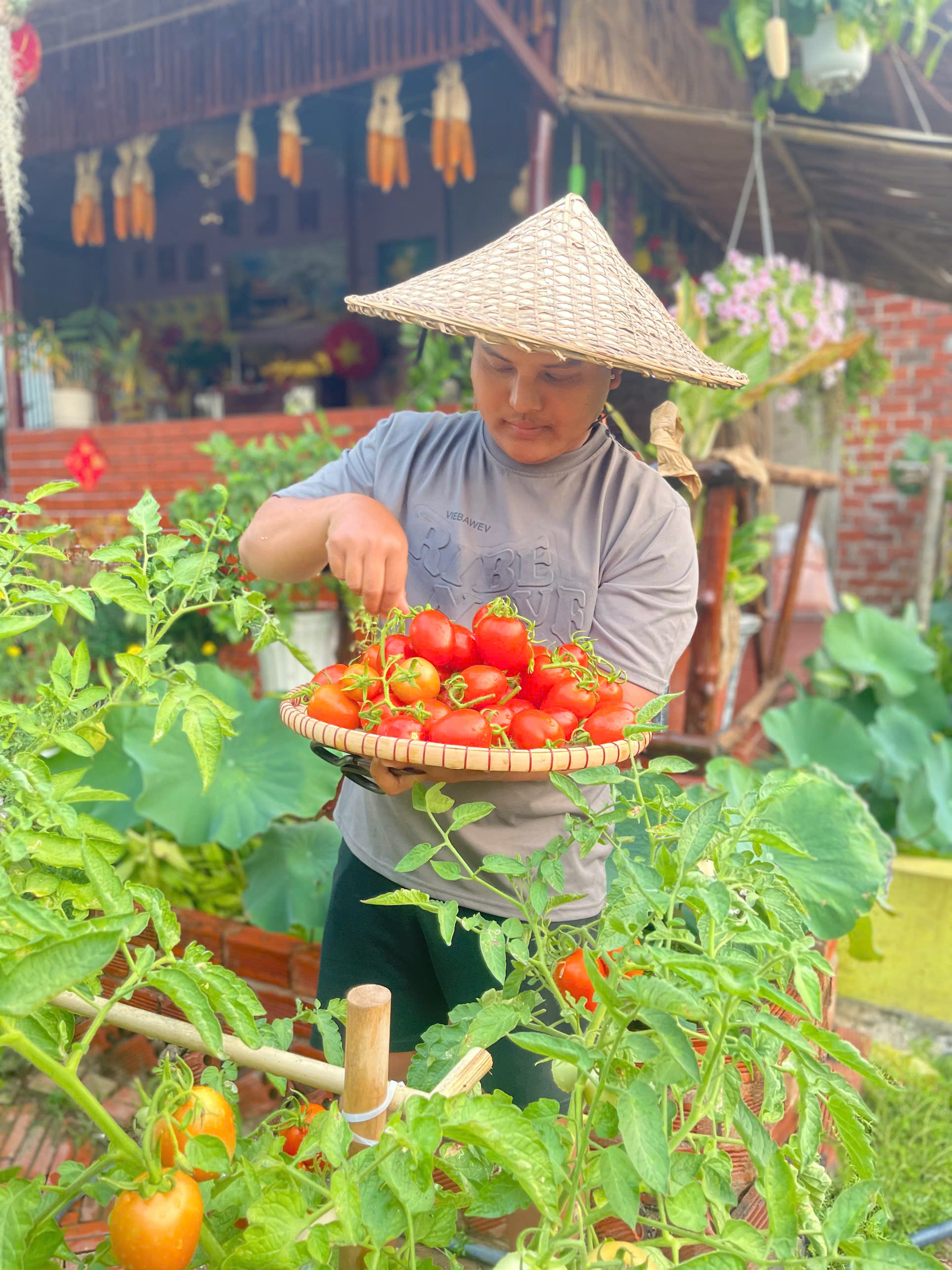 Ch&ecirc;nh v&ecirc;nh ở th&agrave;nh phố, ch&agrave;ng trai 9x Vĩnh Long về qu&ecirc; x&acirc;y "thi&ecirc;n đường hạ giới" với 100 triệu đồng: Trồng rau, nu&ocirc;i c&aacute; v&agrave; 1001 thứ hoa thơm...- Ảnh 2.