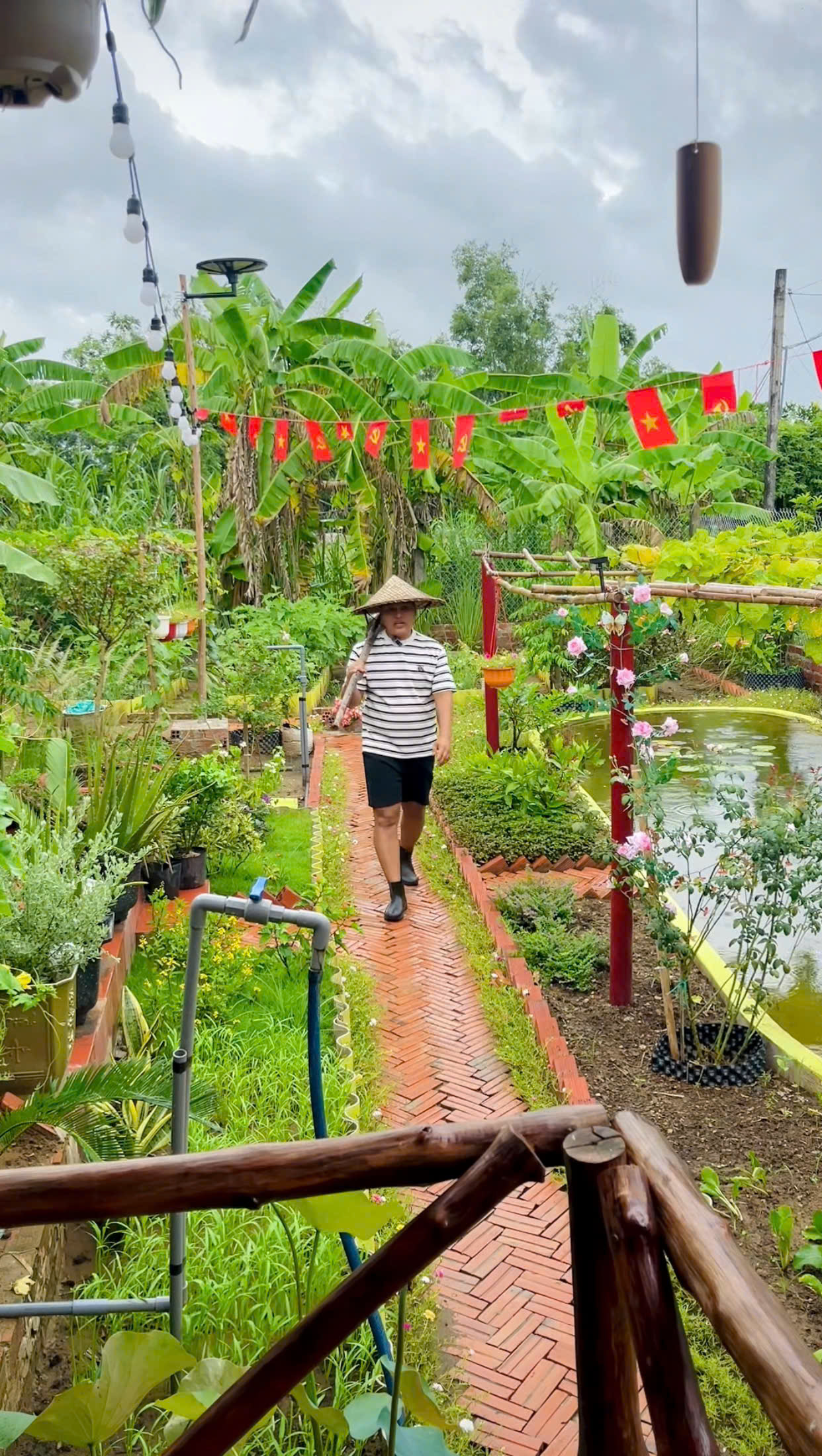 Ch&ecirc;nh v&ecirc;nh ở th&agrave;nh phố, ch&agrave;ng trai 9x Vĩnh Long về qu&ecirc; x&acirc;y "thi&ecirc;n đường hạ giới" với 100 triệu đồng: Trồng rau, nu&ocirc;i c&aacute; v&agrave; 1001 thứ hoa thơm...- Ảnh 20.